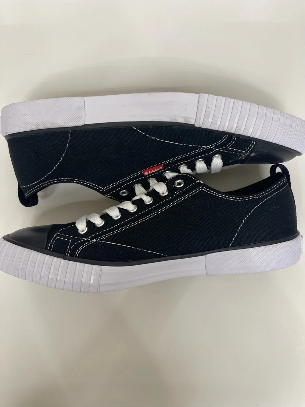 Brand NEW Levi’s Low Top Black Canvas Skate Shoes Men’s 9.5